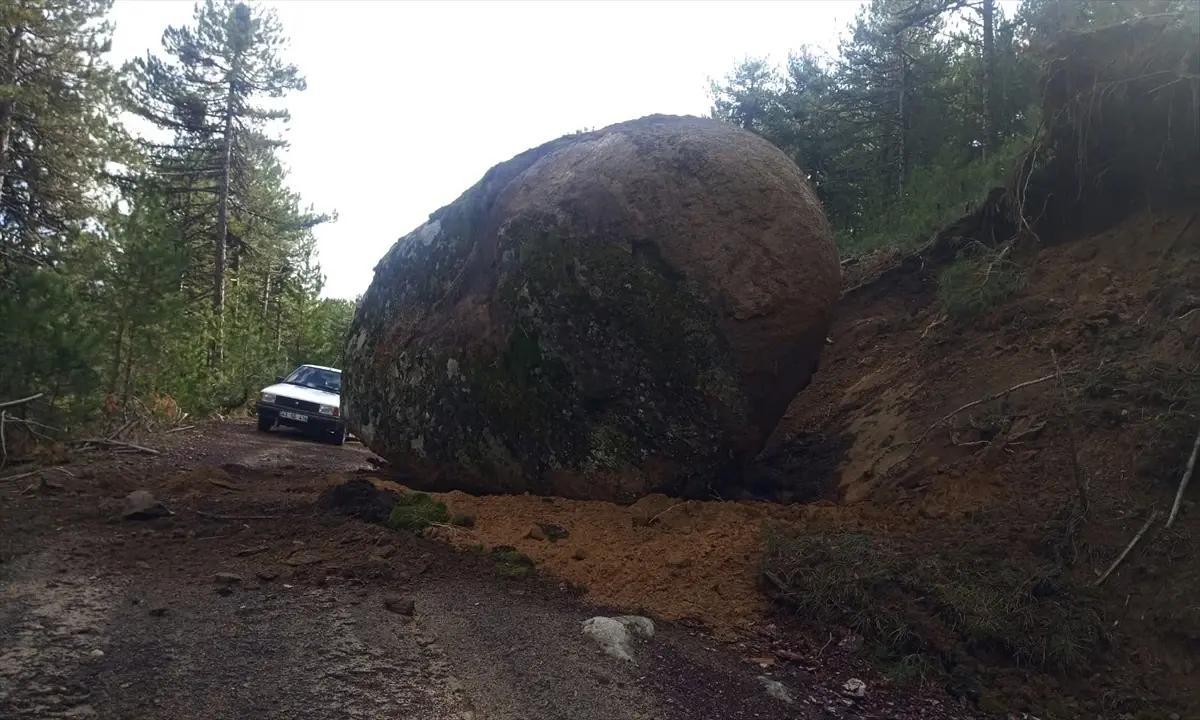 Balıkesir'deki Deprem Sonrası Kütahya'da Kaya Düşmesi