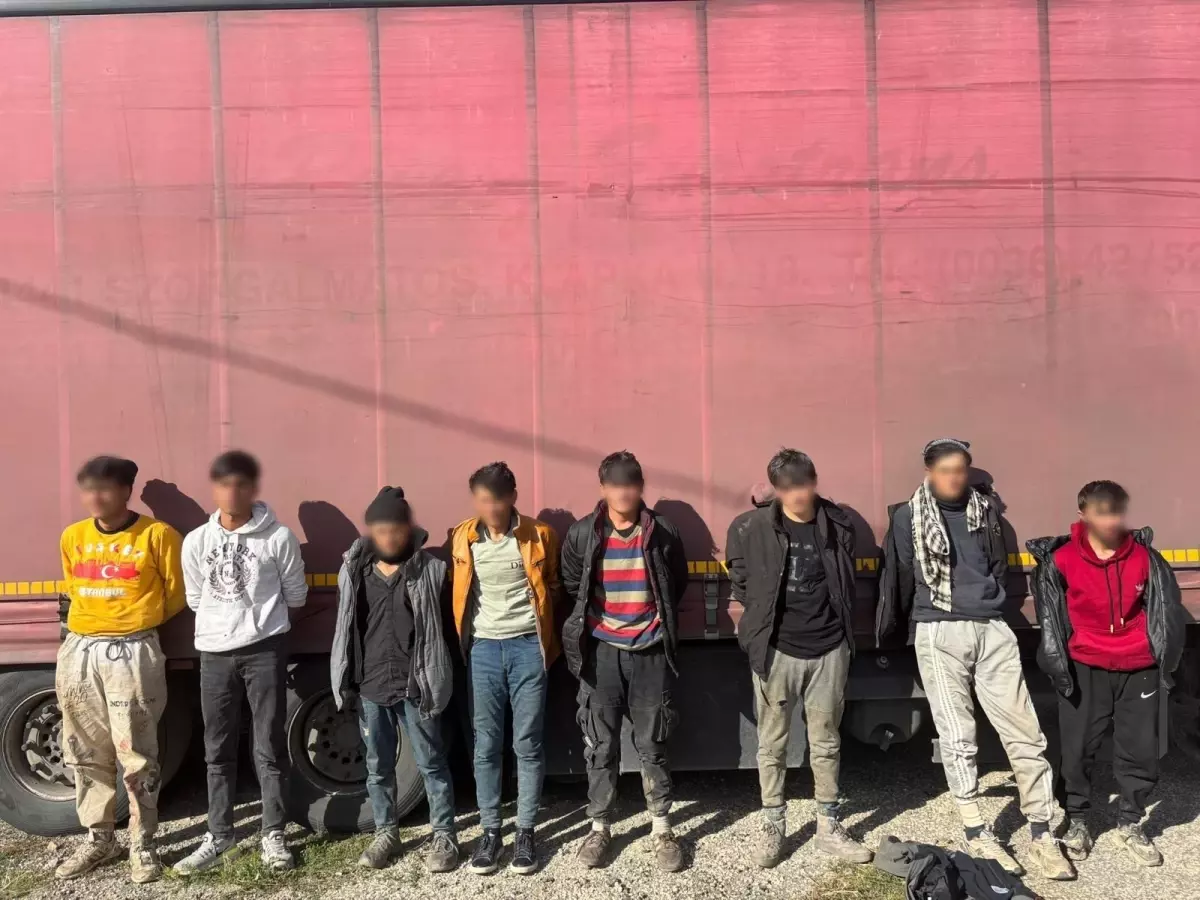 Sivas'ta Düzensiz Göçmen Operasyonu: TIR'da 8 Göçmen Yakalandı