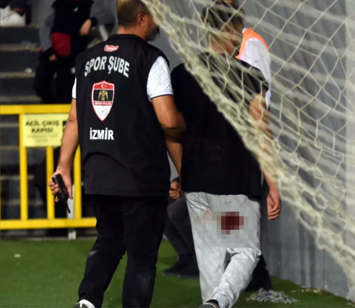 İzmir'de Derbi Maçında Tribün Terörü: Taraftarlar Arasında Kavga