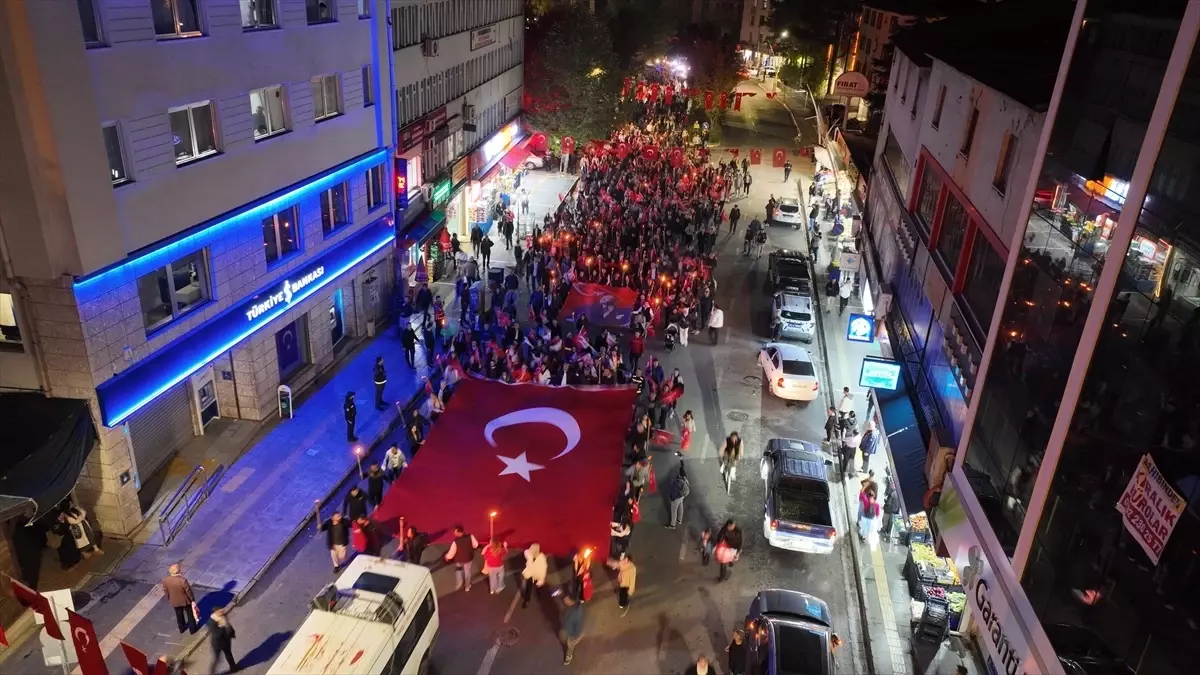 Tunceli'de Meşaleli Cumhuriyet Yürüyüşü Düzenlendi
