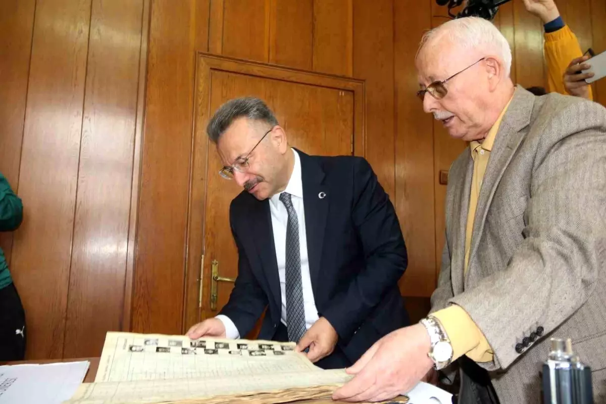 Eskişehir Valisi Aksoy, Cumhuriyet Bayramı'nda 100 yıllık işletmeyi ziyaret etti