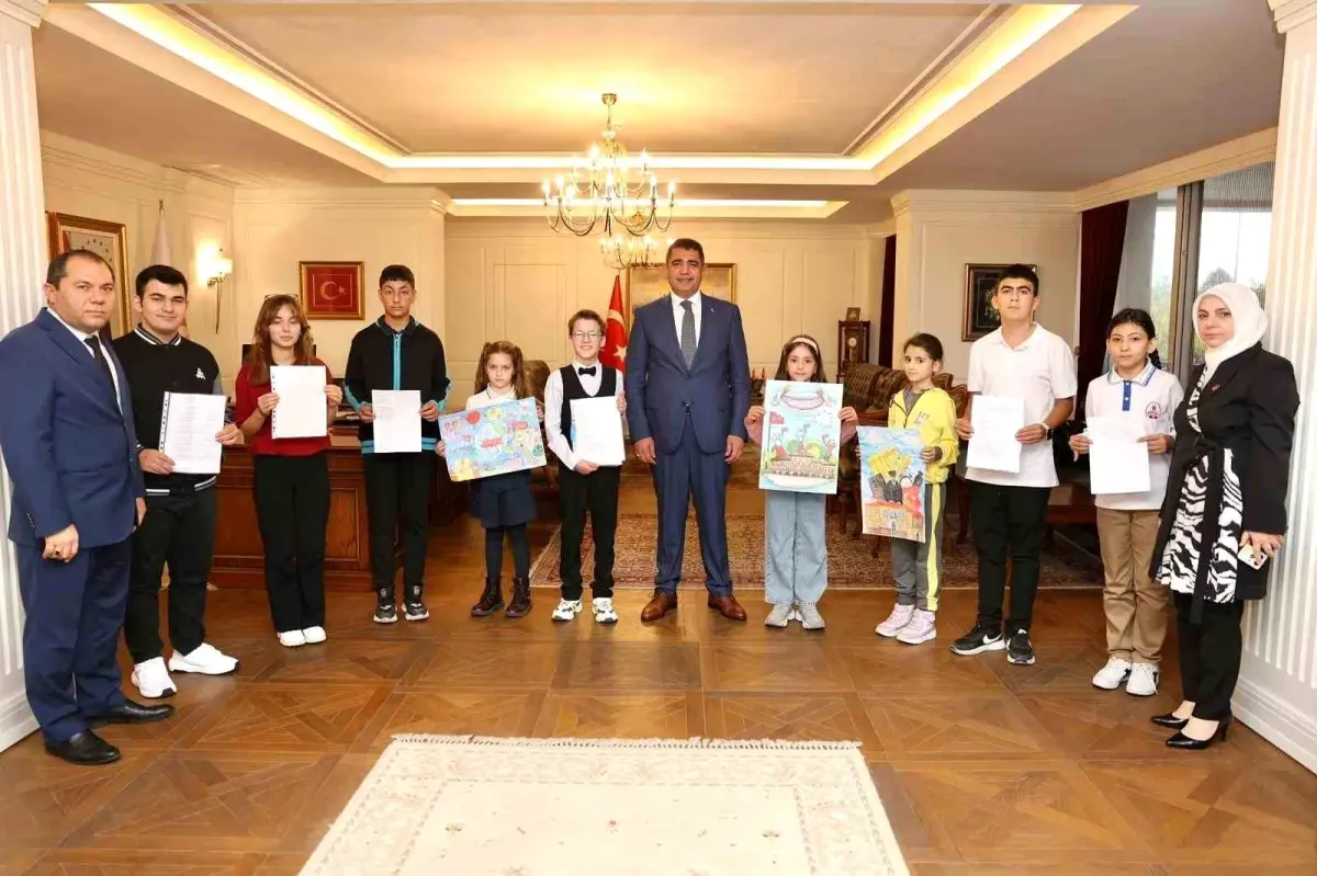 Vali Selçuk Aslan, Cumhuriyet Bayramı Yarışmalarında Dereceye Giren Öğrencileri Ağırladı