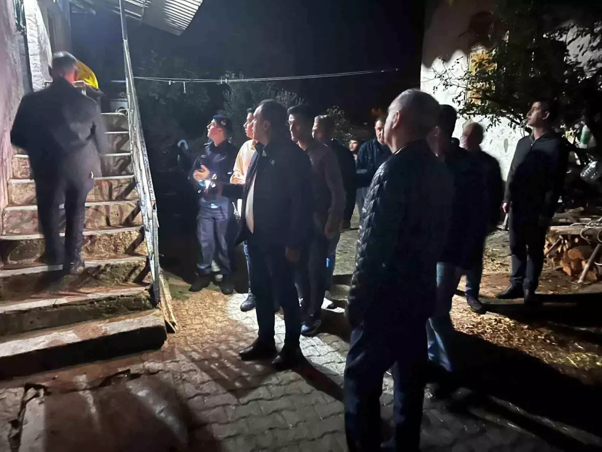 Manisa Valisi Deprem Bölgesinde İncelemelerde Bulundu