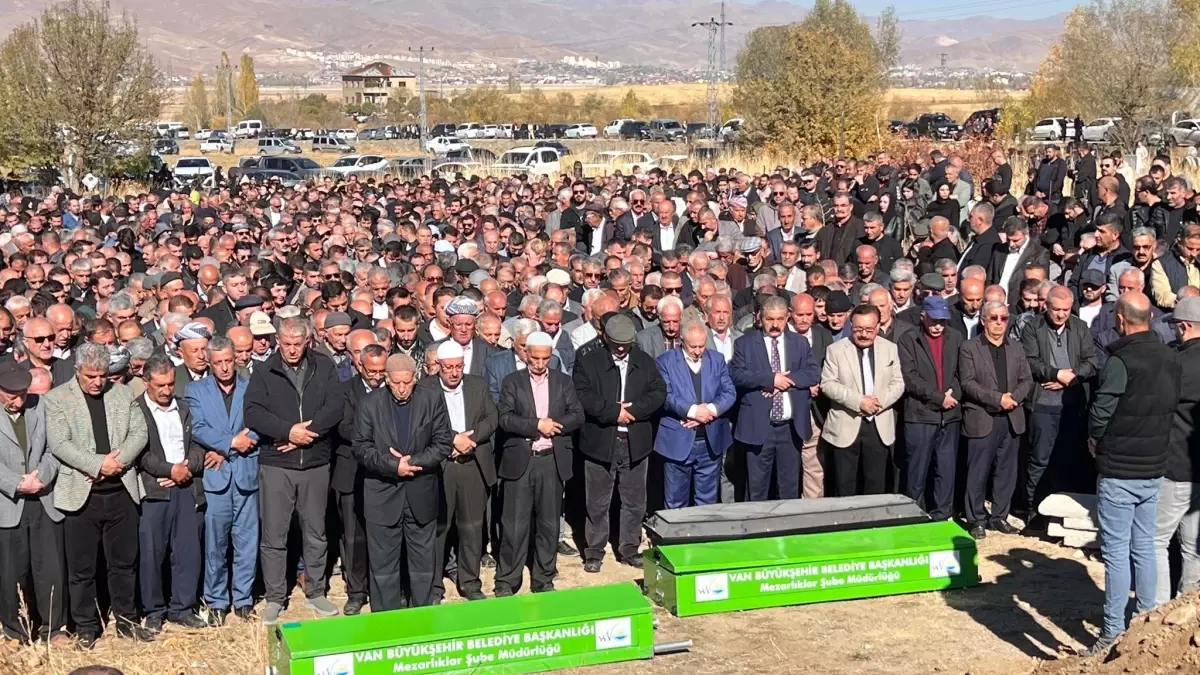 Van'da Tanker ile Çarpışan Aile Toprağa Verildi