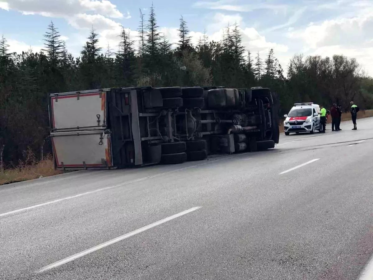 Ereğli'de Yağ Yüklü Kamyon Devrildi, Sürücü Yaralandı