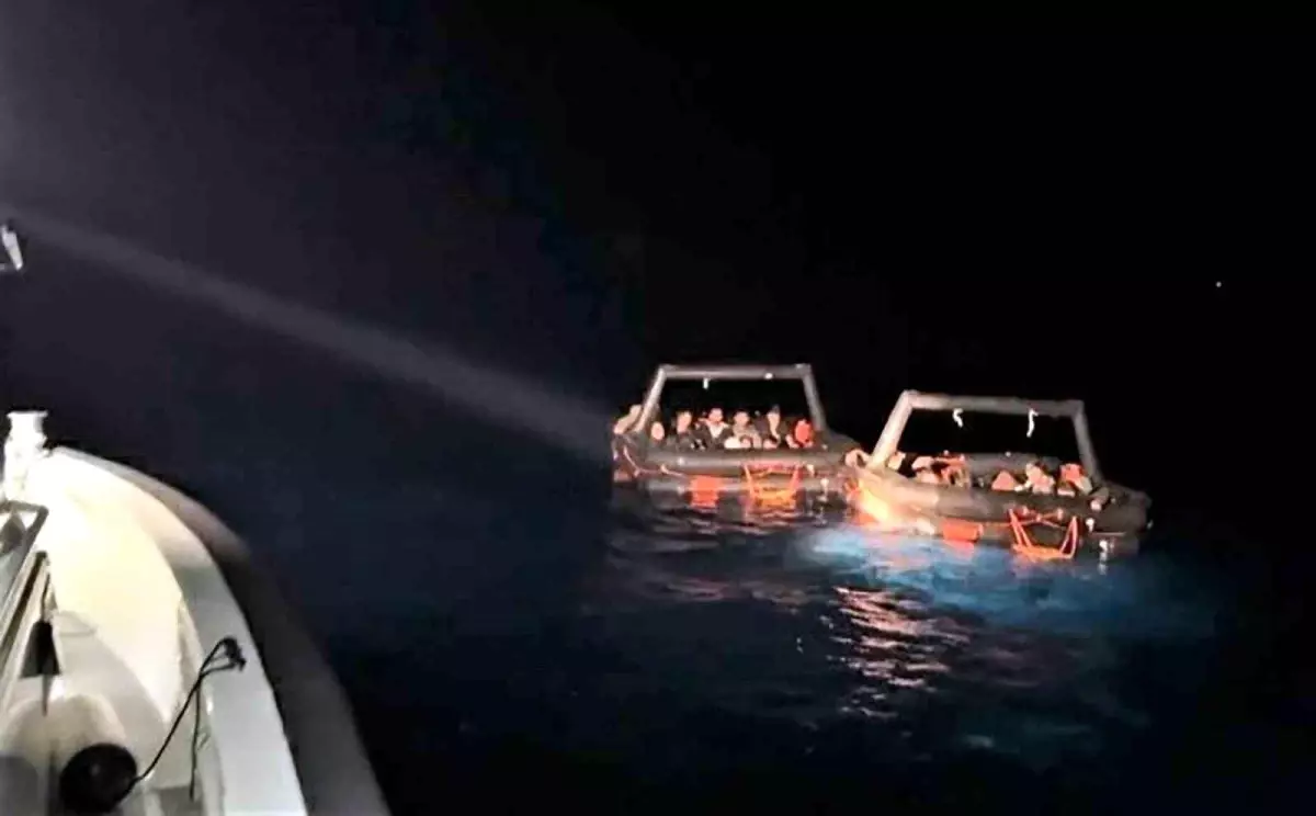 Yunan Sahil Güvenlik Unsurlarından Geri İtilen 32 Düzensiz Göçmen Kurtarıldı