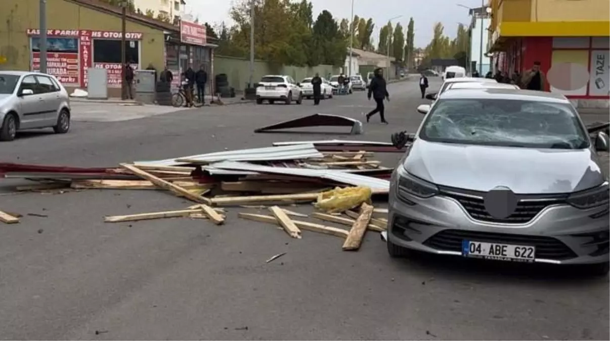 Ağrı'nın Patnos İlçesinde Şiddetli Rüzgar Çatıları Uçurdu