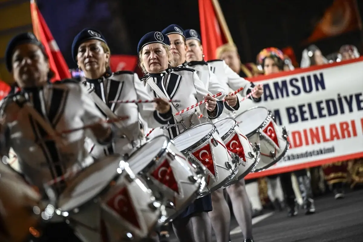Ankara'da Cumhuriyet Bayramı İçin Fener Alayı Düzenlendi