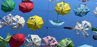 Antalya'da Sağanak ve Dolu Şemsiyeli Sokak'a Zarar Verdi