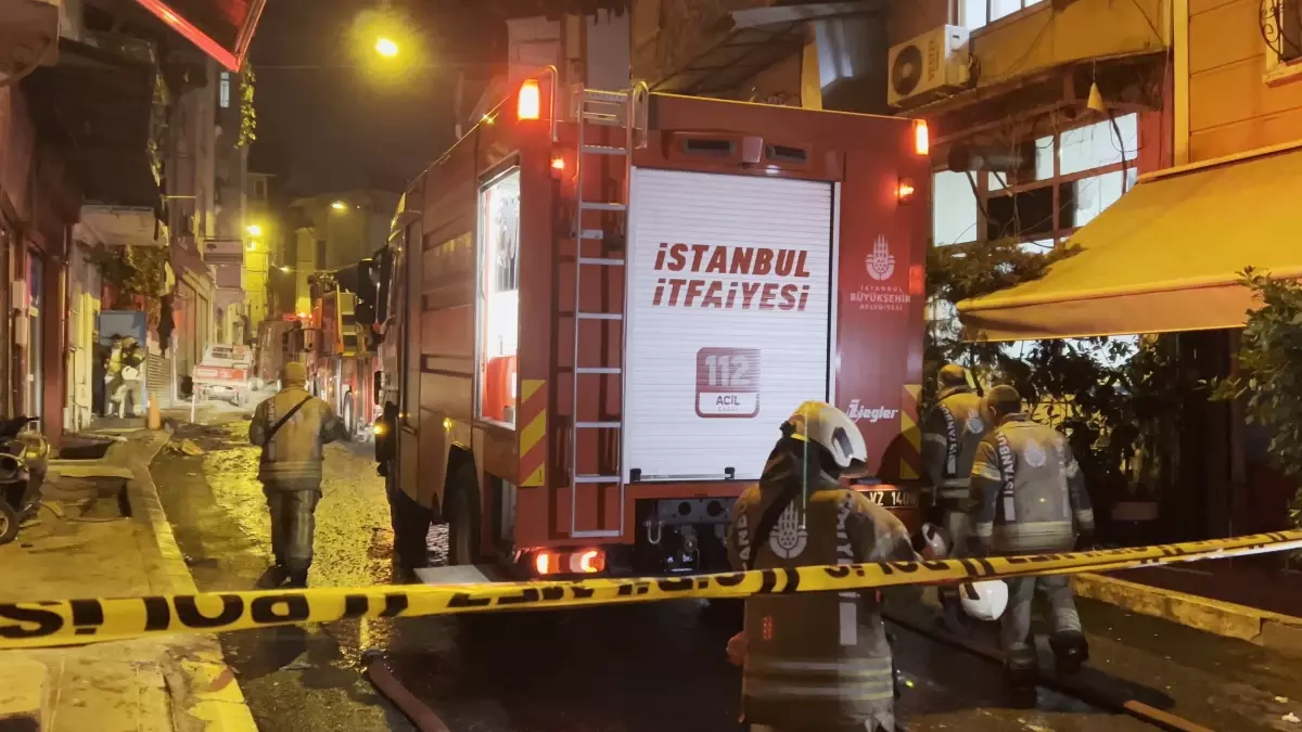 Beyoğlu'nda havai fişek nedeniyle evde yangın çıktı; mahsur kalan 7 kişi kurtarıldı -1