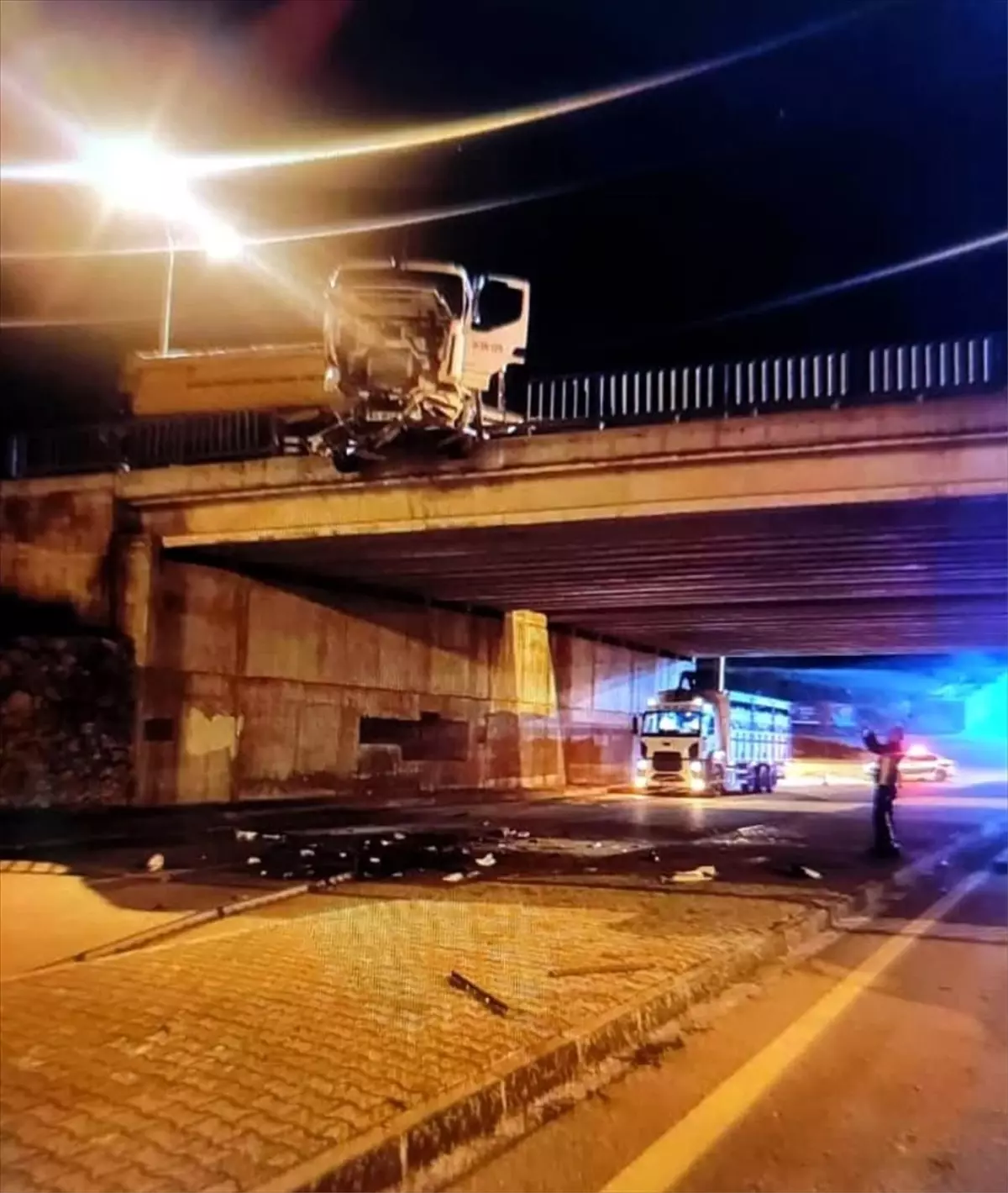 Bilecik'te Viyadükte Asılı Kalan Çekici Sürücüsü Yaralandı