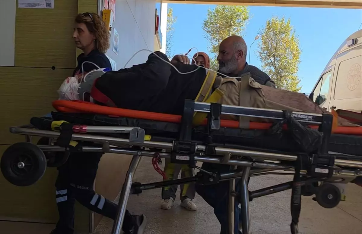 İnegöl'de Fabrika İnşaatında Iskele Devrildi, Bir İşçi Yaralandı