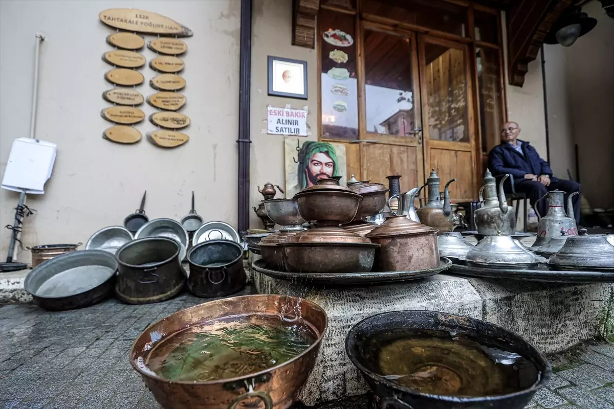 Bursa'daki Tahtakale Yoğurt Han'da Geleneksel Sanatlar Yaşatılıyor