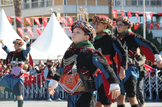 Cumhuriyet coşkusu tüm yurtta! Vatandaşlar, kutlamalara akın etti 7 cumhuriyet coskusu tum yurtta vatandaslar 19199211 3549 m