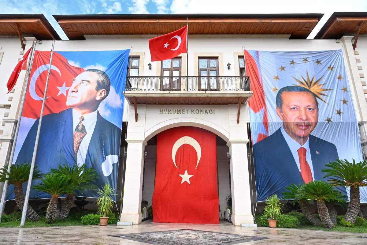 Antalya'da Tarihi Türk Bayrağı ile Cumhuriyet Bayramı Kutlaması