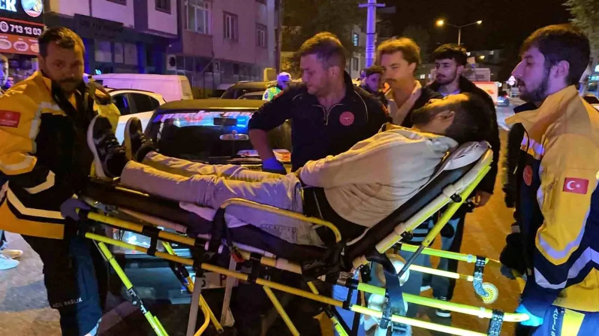 İnegöl&apos;de Fenalaşan Sürücü Refüje Çarptı