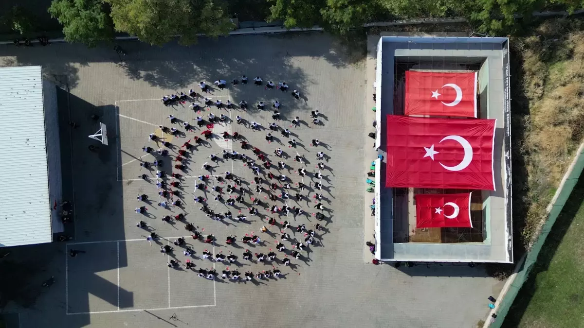 Öğrenciler 29 Ekim Cumhuriyet Bayramı'nda Anlamlı Bir Etkinlik Gerçekleştirdi