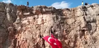 Elazığ'da dağcılar dev Türk bayrağıyla kaya tırmanışı gerçekleştirdi