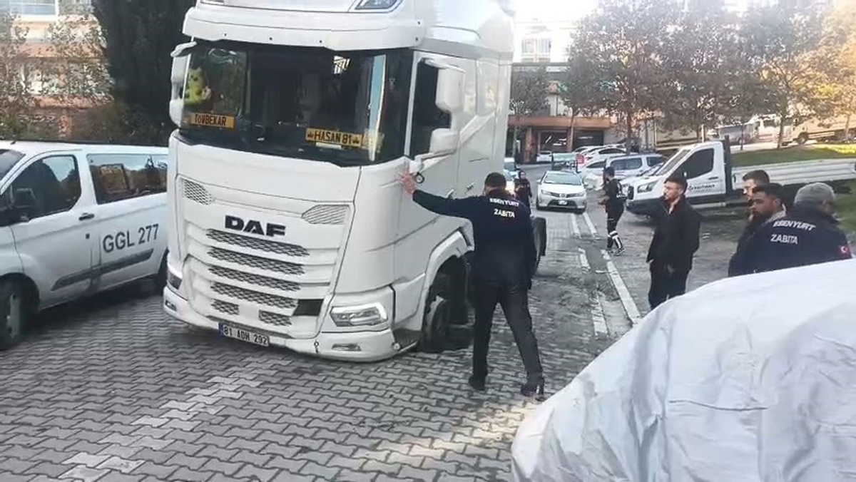 Esenyurt'ta TIR Lastiği Yola Saplandı