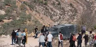 İsrailli Yerleşimciler, Filistinli Çiftçilerin Zeytin Hasadına Engel Oluyor