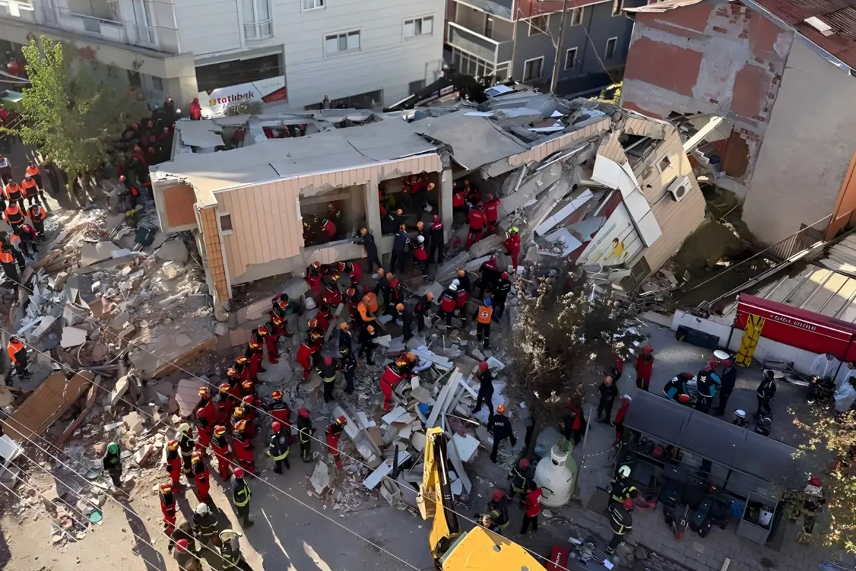 Gebze'de 5 katlı bina çöktü! Enkaz altında kalanlar var