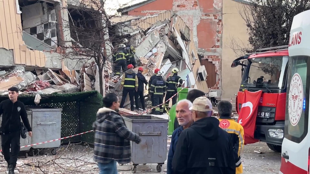 Gebze'de 6 katlı bina çöktü -1