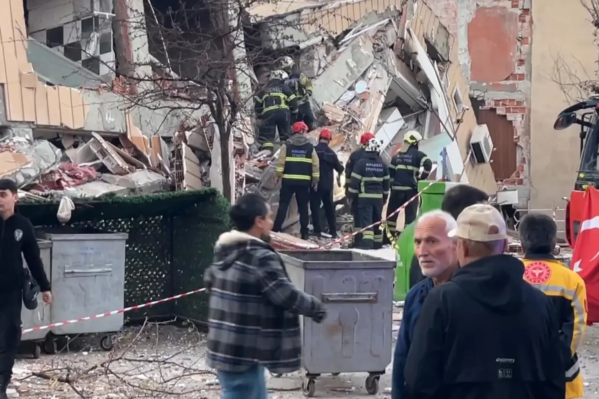 Gebze'de 6 katlı bina çöktü! Enkaz altında 7 kişi var