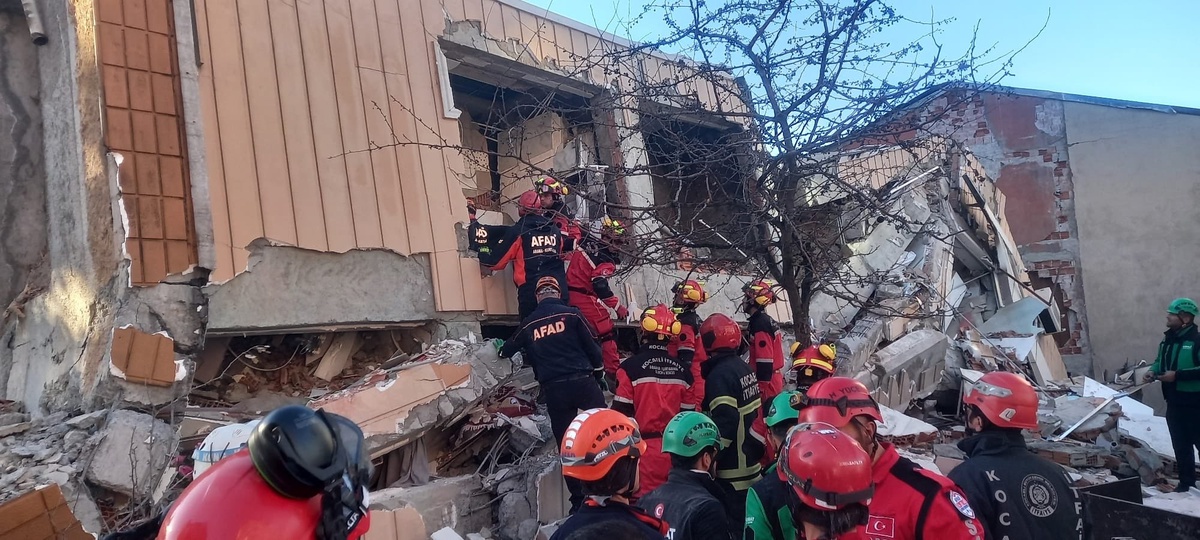 Gebze'de Çöken Binada Kurtarma Çalışmaları Devam Ediyor