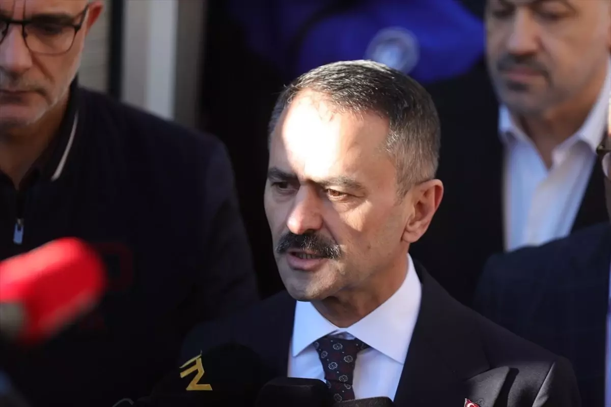 Kocaeli'de Çöken Binada Arama Kurtarma Çalışmaları Devam Ediyor