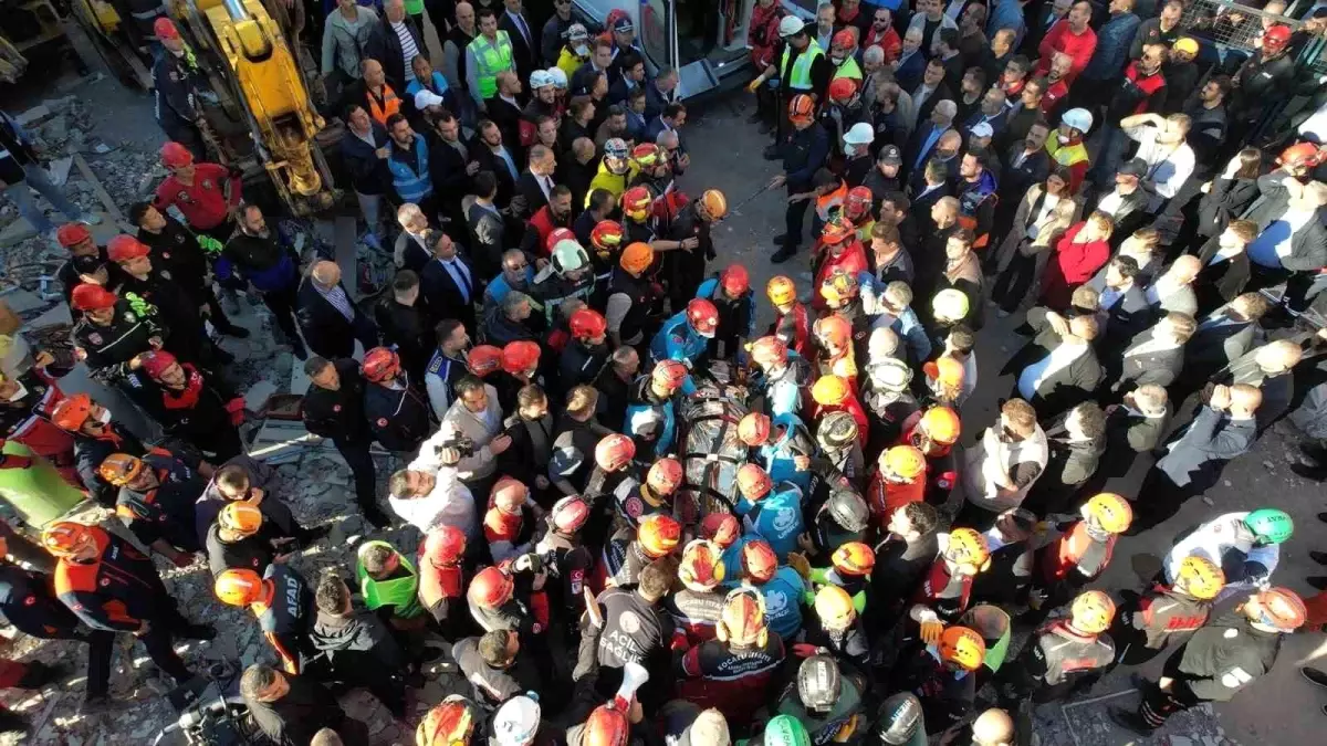 Kocaeli'de çöken binadan 18 yaşındaki Dilara Bilir sağ kurtarıldı