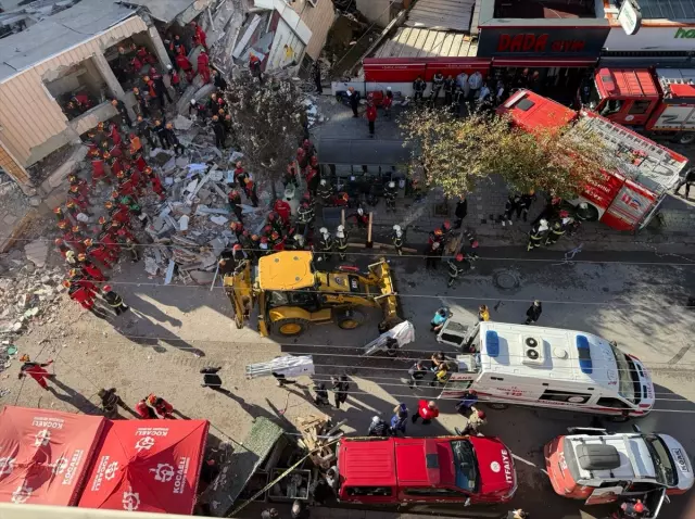 Struggling against time in the collapsed building in Gebze! The surrounding 8 buildings have been sealed