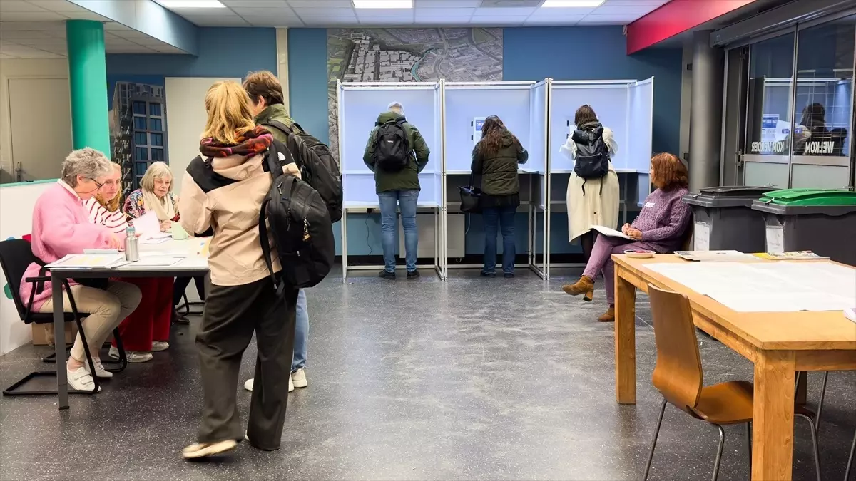 Hollanda Genel Seçimlerinde Oy Verme İşlemi Başladı