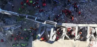 İçişleri Bakan Yardımcısı Mehmet Aktaş, Enkazdan Kurtarılan Genç Kızı Ziyaret Etti