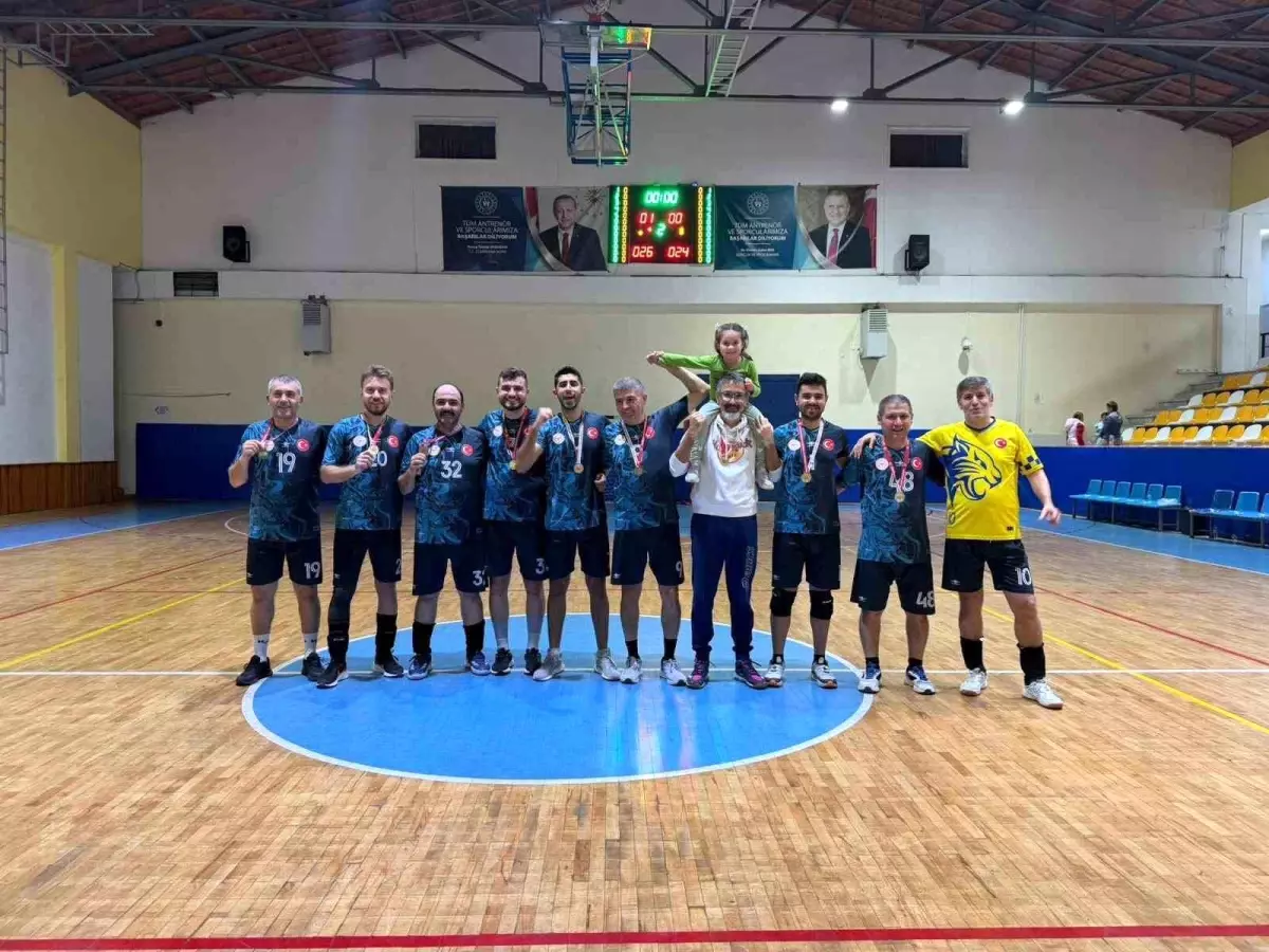 İl Sağlık Müdürlüğü Voleybol Takımı Kamu Spor Oyunları'nda Şampiyon Oldu