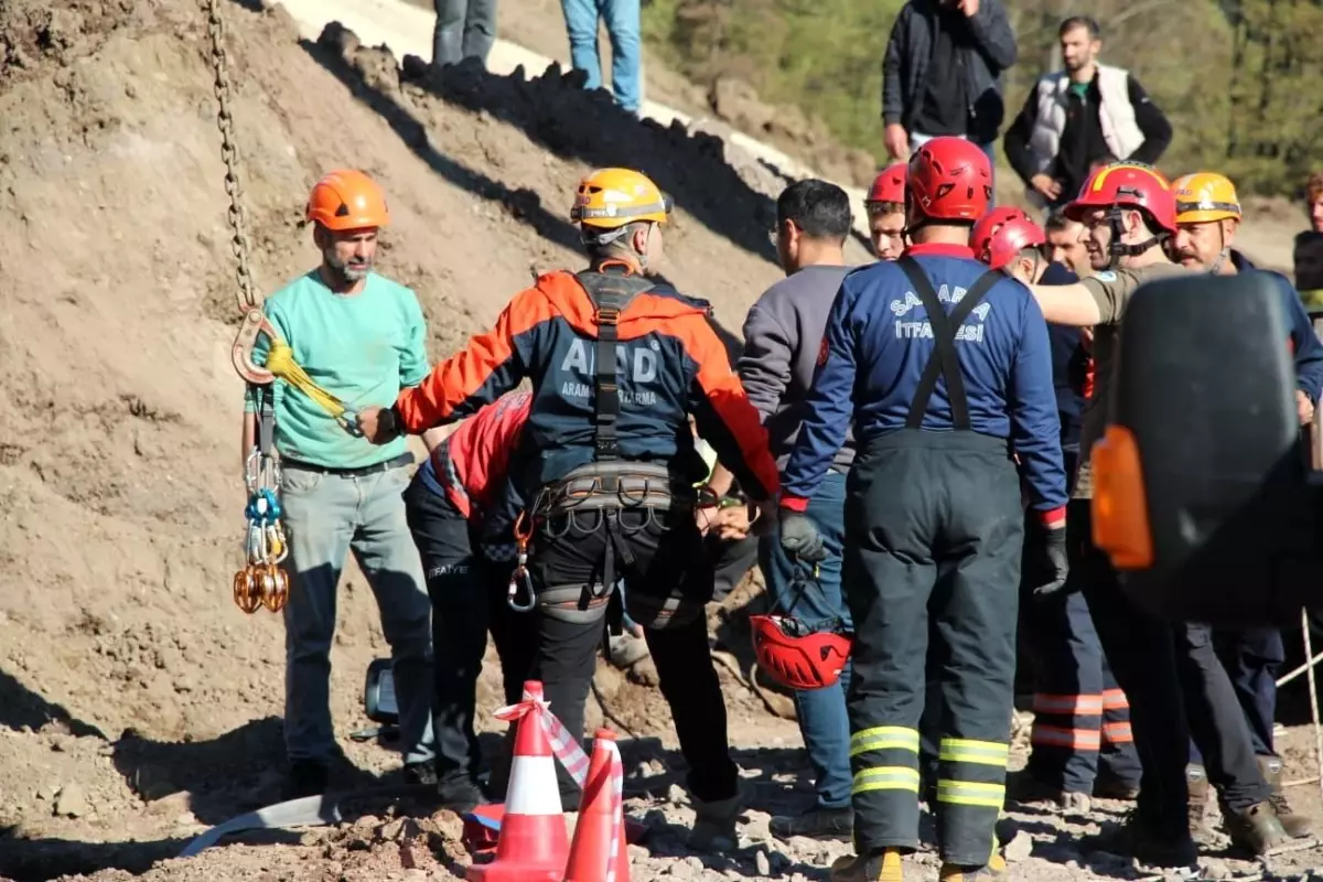 Akyazı'da Yol Çalışmalarında İşçi Kuyuya Düştü