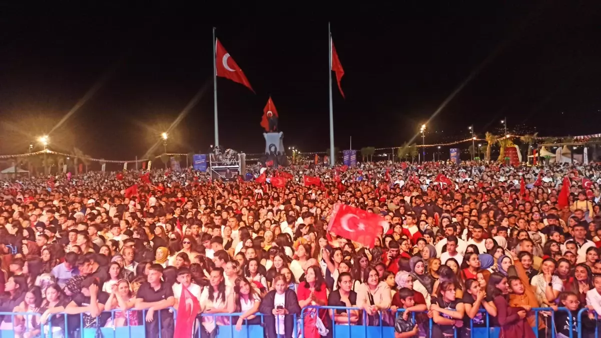 İskenderun'da Cumhuriyet Bayramı Coşkusu: Oğuzhan Koç Konseri ve Anadolu Ateşi Gösterisi