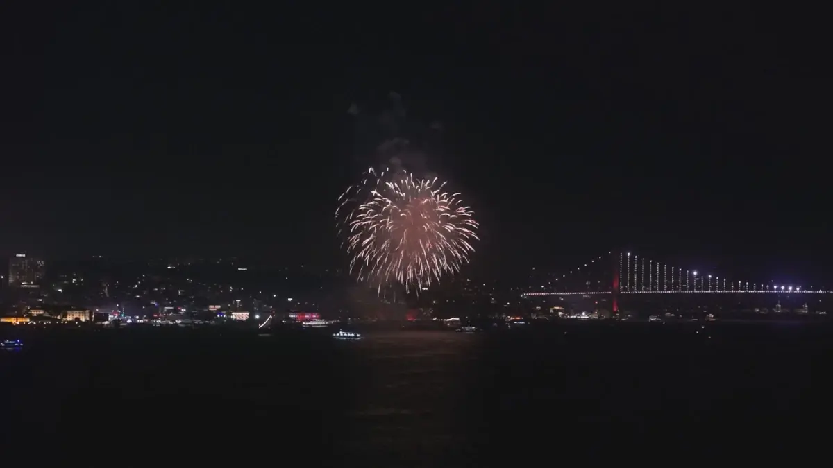 İstanbul Boğazı'nda Cumhuriyet Bayramı Havai Fişek Gösterisi