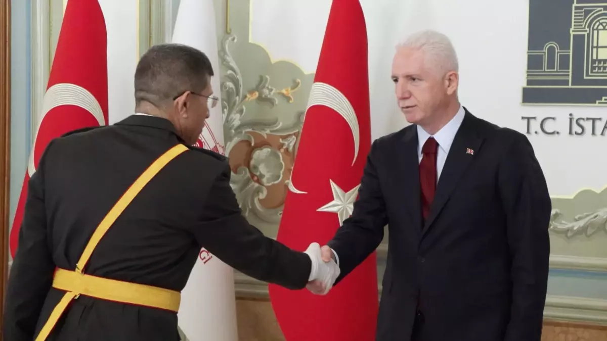 İstanbul Valisi Davut Gül, Cumhuriyet Bayramı Töreninde Tebrikleri Kabul Etti