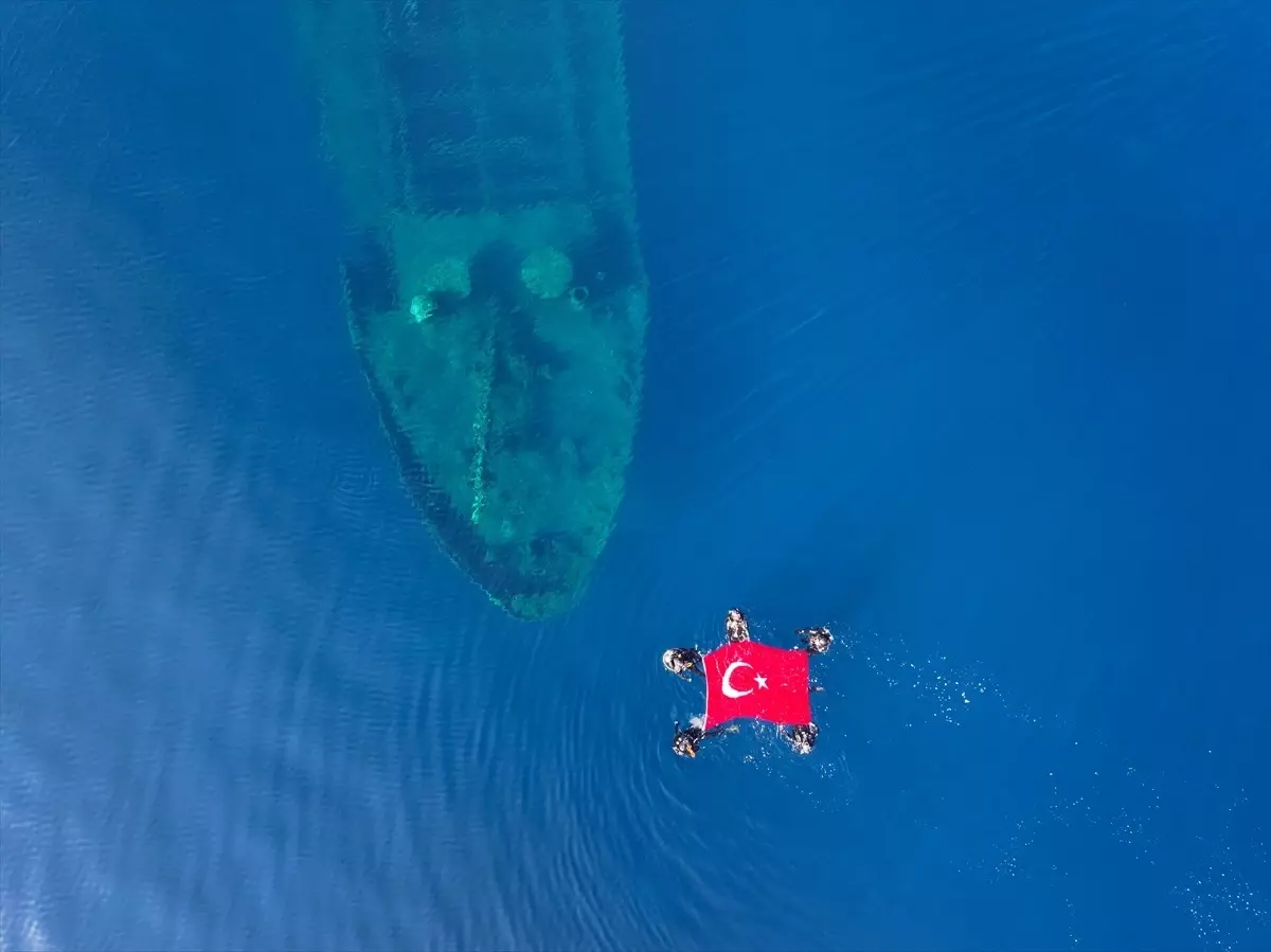 Çeşme'de Dalgıç Polislerden Cumhuriyet Bayramı Kutlaması