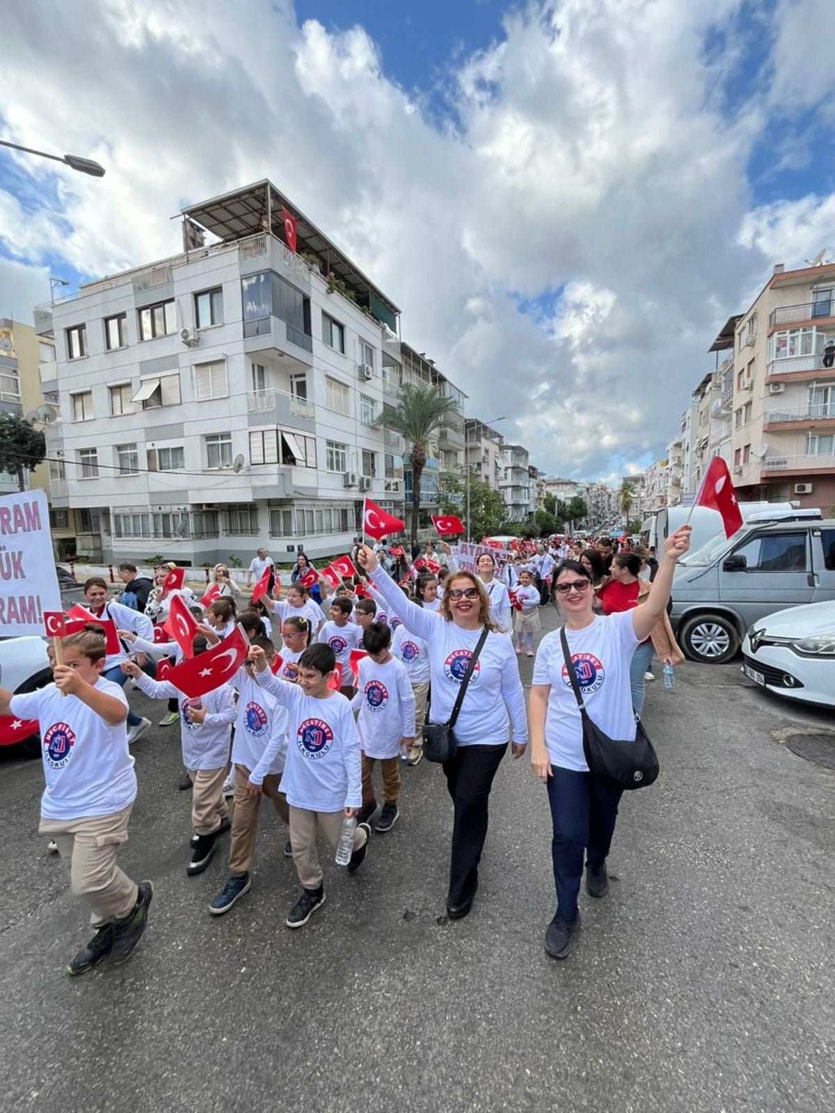 İzmir'de öğrenciler '102'nci Yıl Cumhuriyet Yürüyüşü' yaptı