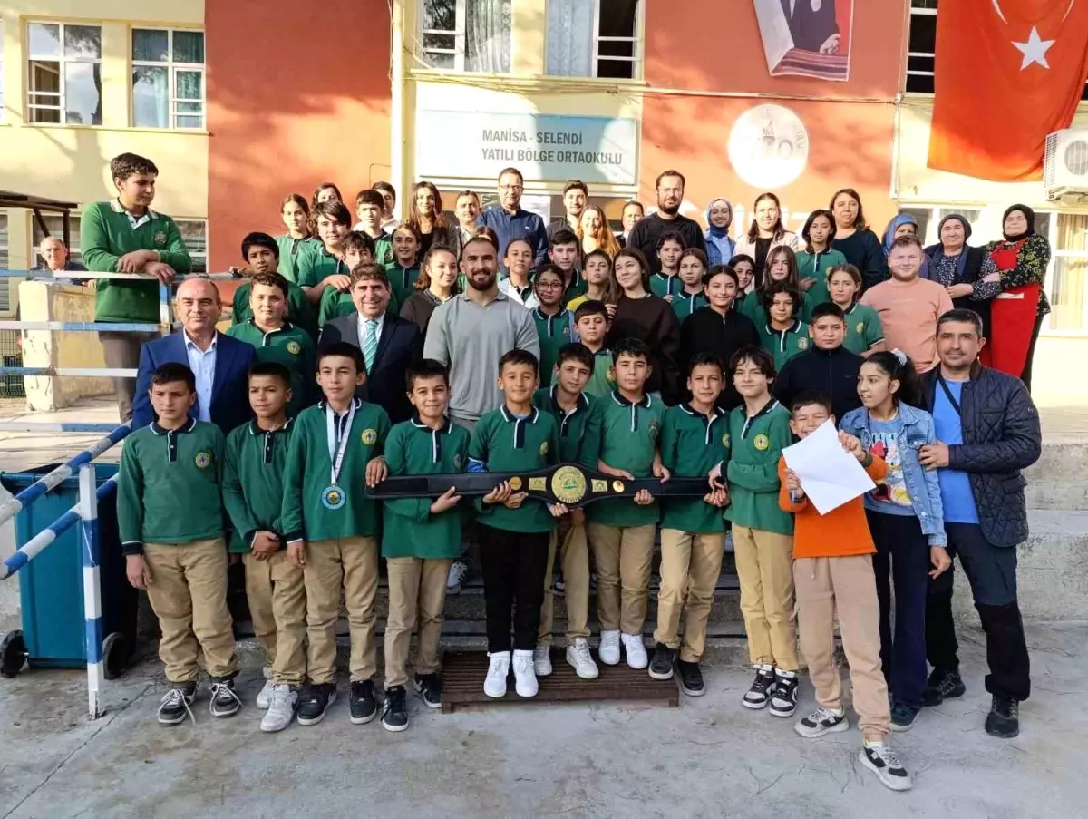 Dünya Şampiyonu Güreşçi Feyzullah Aktürk, Selendi Yatılı Bölge Okulu'nu Ziyaret Etti