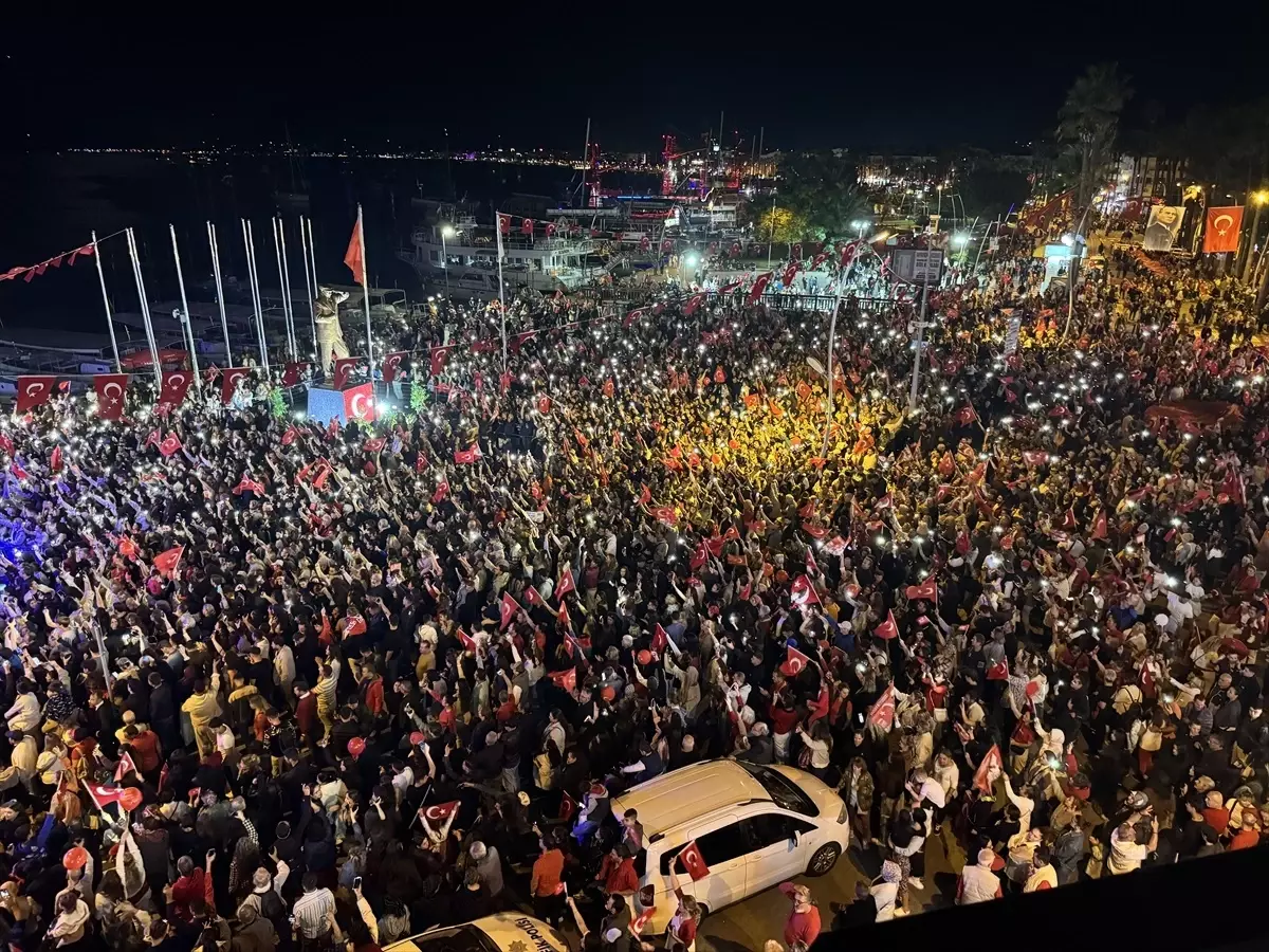 Marmaris'te Cumhuriyet Bayramı Fener Alayı ve Konser Düzenlendi