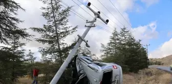 Nevşehir'de Hafif Ticari Araç Elektrik Direğine Çarptı: 16 Yaşındaki Sürücü Yaralandı