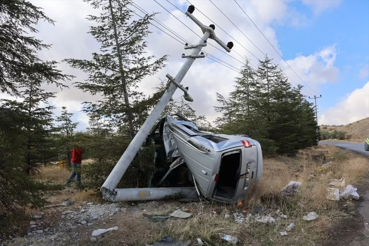 Nevşehir'de Hafif Ticari Araç Elektrik Direğine Çarptı: 16 Yaşındaki Sürücü Yaralandı