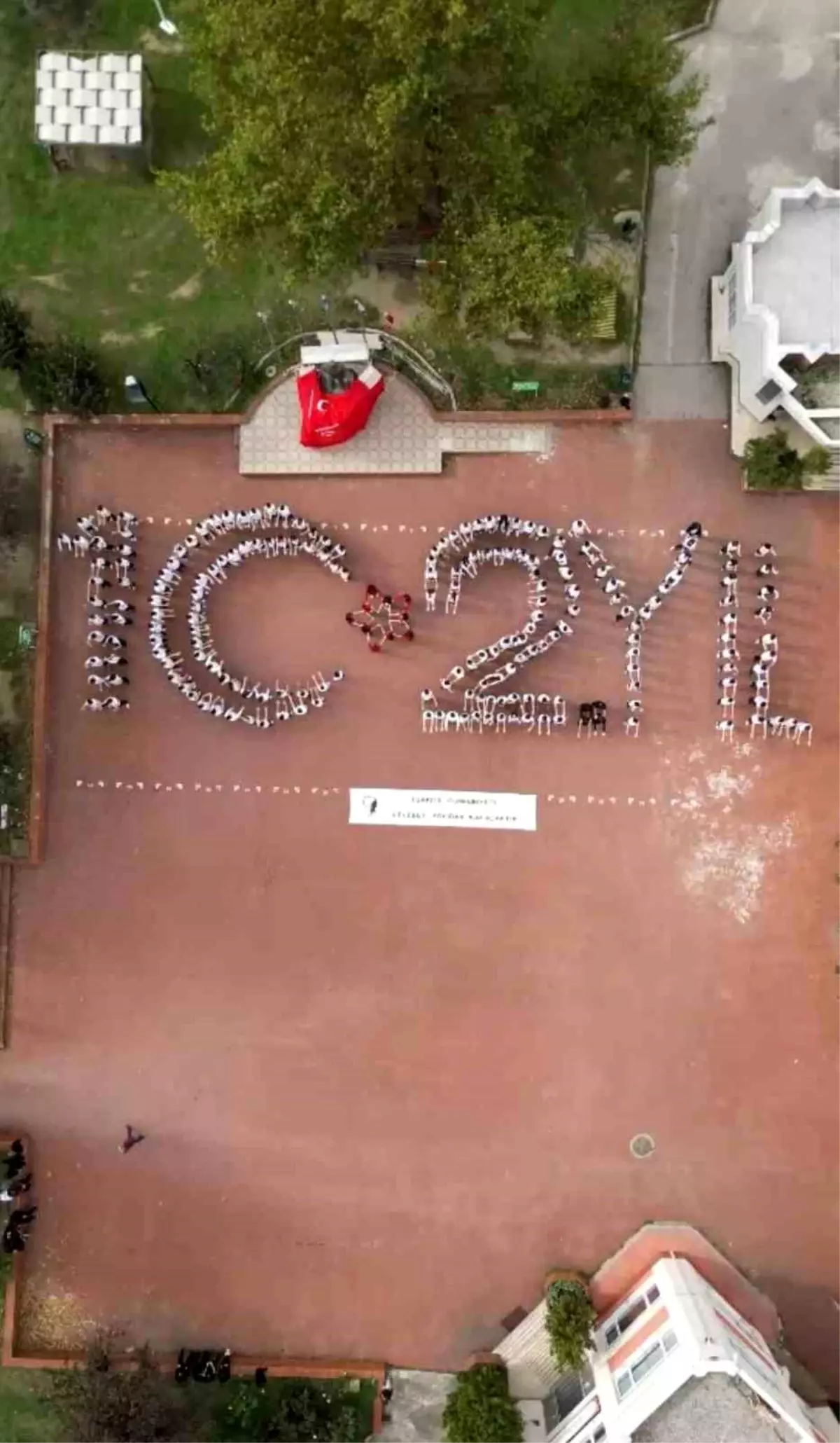 Bursa'da Lise Öğrencilerinden 102. Yıl Koreografisi ve Bayraklı Yürüyüş