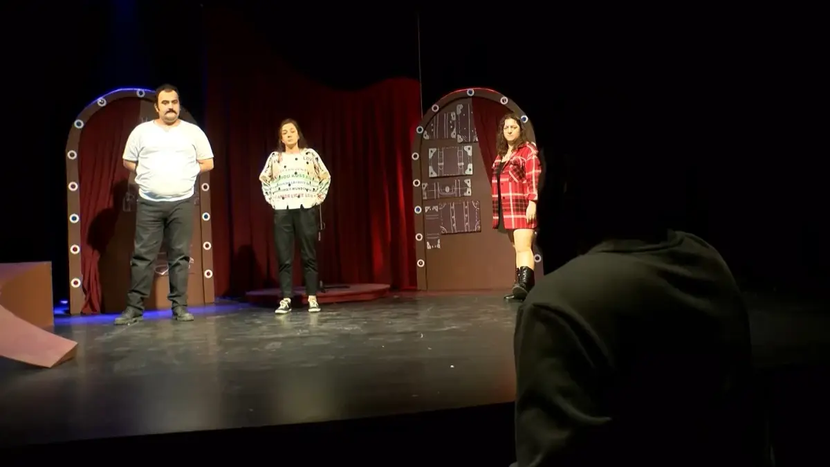 Bursalı Tiyatrocular Sokak Hayvanları İçin Sahneye Çıktı