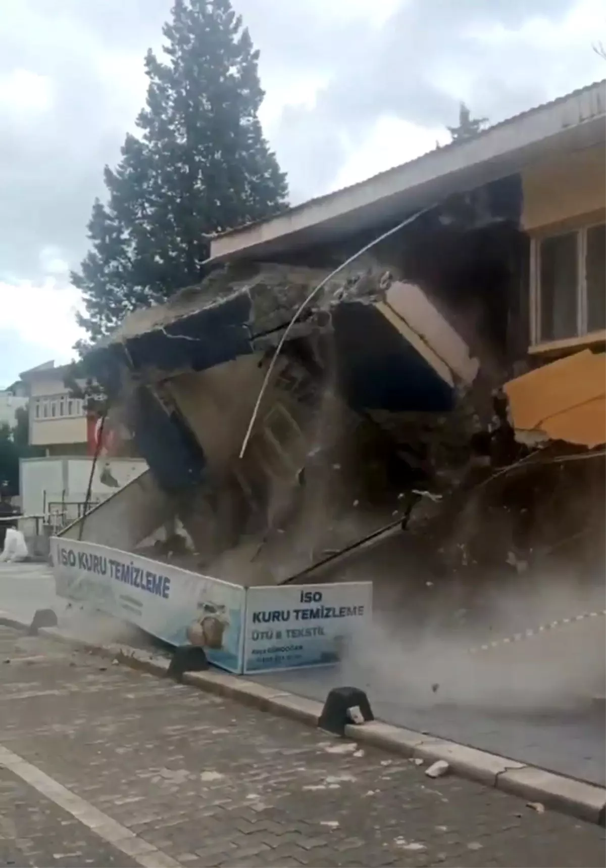 Balıkesir'de Depremzedeler İçin Boşaltılan Bina Kendiliğinden Yıkıldı