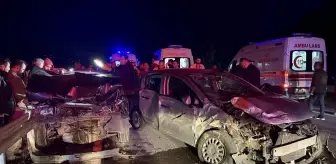 Sinop'ta lastik değişimi yapan araca başka bir aracın çarptığı kazada 4 kişi yaralandı