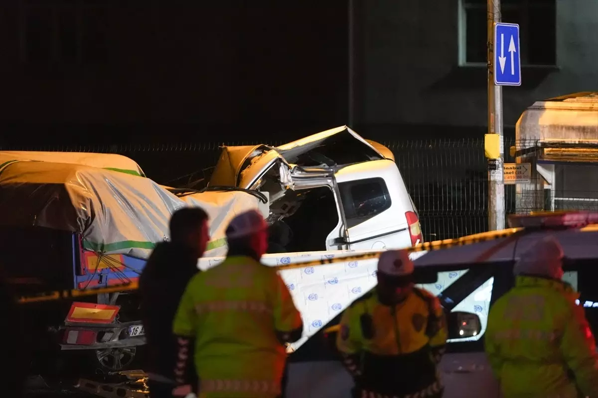 Sultanbeyli'de Kaçan Araç Trafik Kazası Yüzünden Bir Ölü, Bir Yaralı.