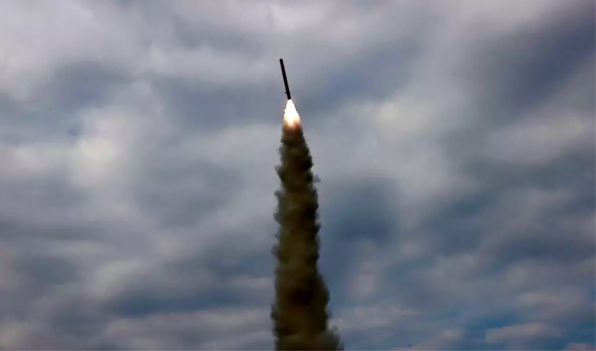 Kuzey Kore, Trump'ın Ziyaretinden Önce Füze Denemesi Yaptı.